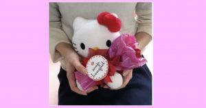 【ハローキティ】花束風の入浴剤を持ったぬいぐるみ